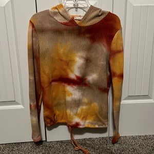 Women’s orange tie-dye long sleeve hoody shirt w/ draw string waist line! Size M